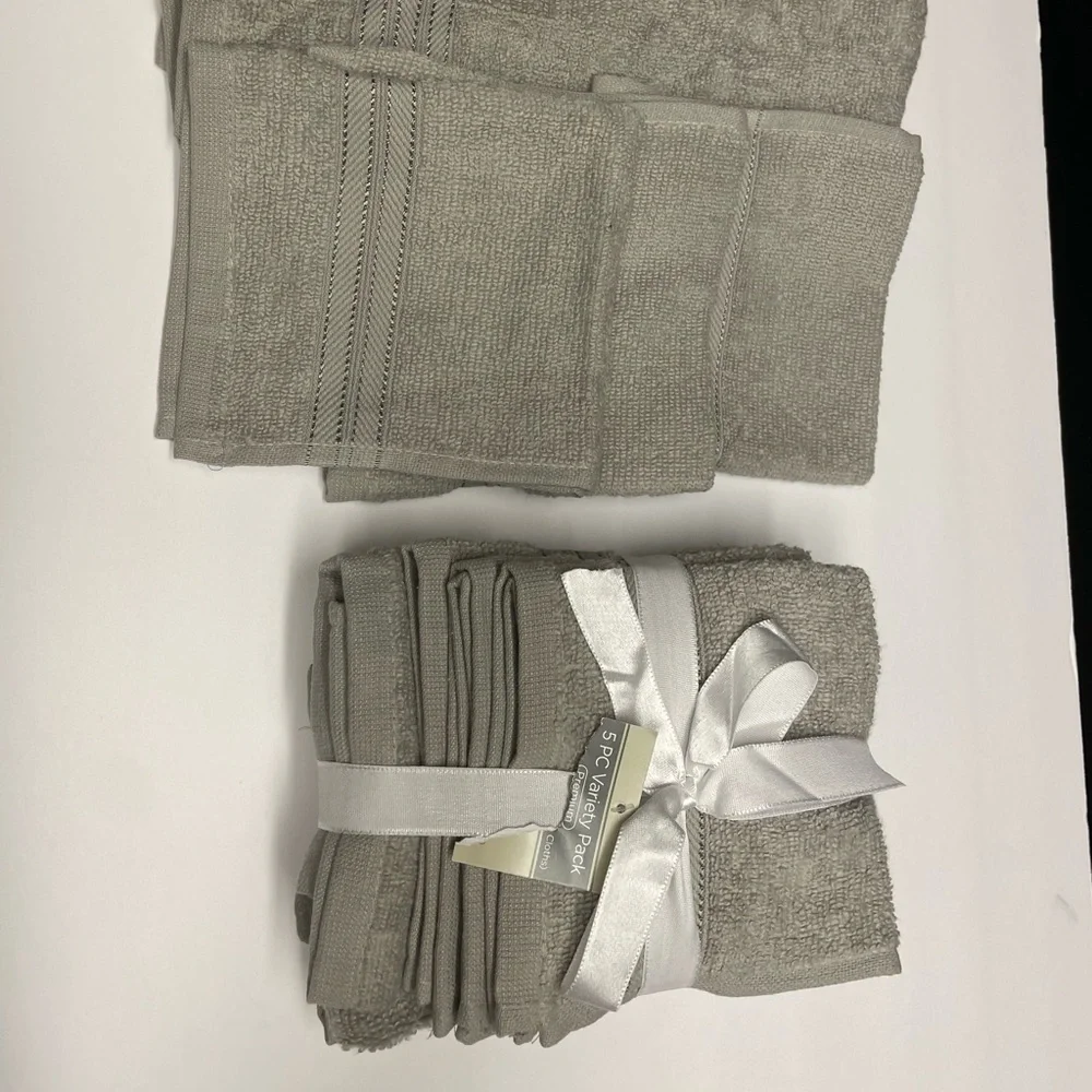 New Gray 5 pc towel set. 2 hand towels and 3 wash clothes.